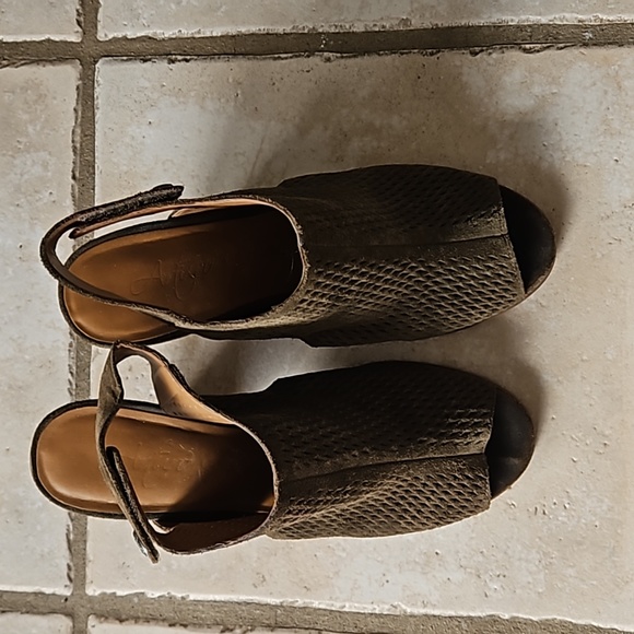 Shoes - Picture 2 of 5